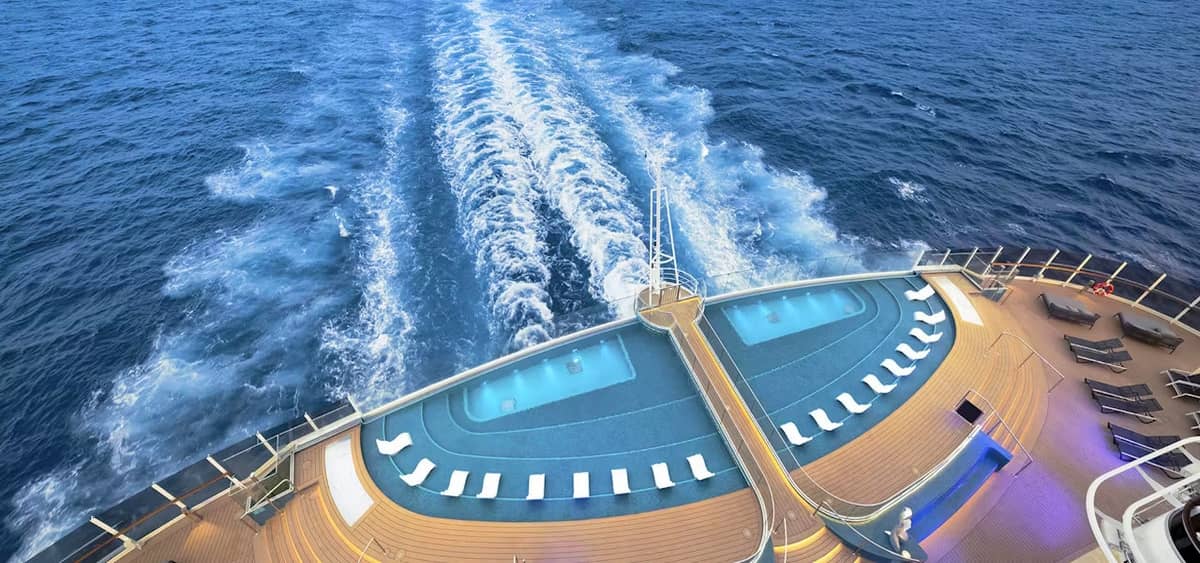 1- AFT INFINITY POOL<br>LA PISCINE SIGNATURE AVEC VUE MER
