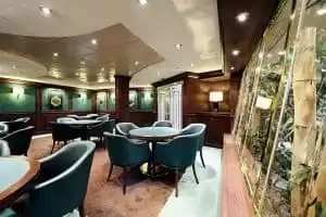 6- Salle de jeux de cartes